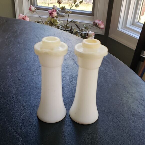 Tupperware Salt and Pepper Shakers - Picture 3 of 6